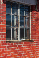 時代を重ねた古い家の窓