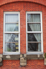 時代を重ねた古い家の窓