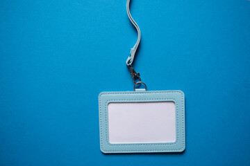 青いフレームのカードホルダー	