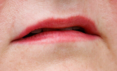 Obraz premium A woman's mouth is closed
