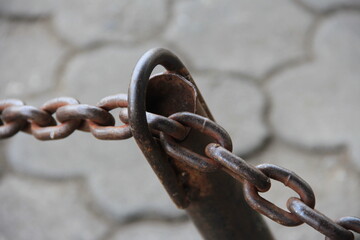 The iron chain is worn out but still looks strong.
