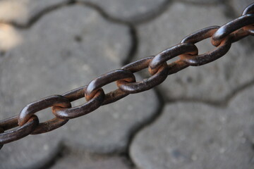 The iron chain is worn out but still looks strong.