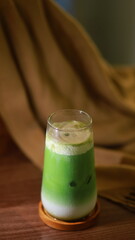 trà xanh và sữa và kem muối trên cung trong một ly