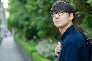 バックパックを背負った男性