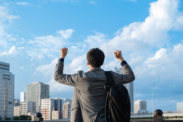 ガッツポーズをする男性