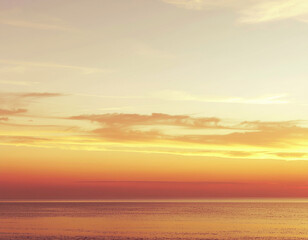 Fototapeta premium Golden Sunset Horizon with Orange and Yellow Sky – Minimalist Scenic Background