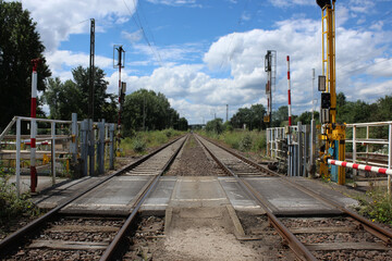 Obraz premium Railway crossing with tracks extending into distance