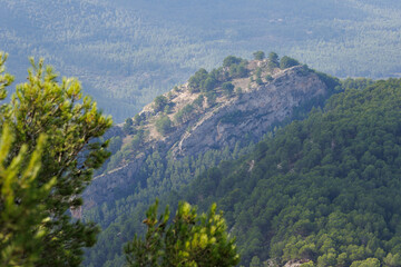 Paisaje con la atalaya El Castellar entre bosques, un importante yacimiento medieval andalus&iacute; situado en la Serra de Mariola, Alcoy, Espa&ntilde;a