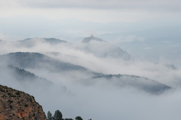 Paisaje terror&iacute;fico de niebla en el valle de Cocentaina desde el parque natural sierra de Mariola, Alcoy, Espa&ntilde;a