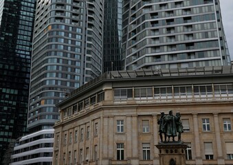 Moderne Hochhäuser hinter dem Roßmarkt in Frankfurt am Main