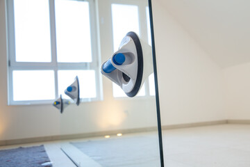 Neu eingebaute Duschwand in einem luxuriösen neuen Badezimmer