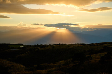Fototapeta premium 高原に差し込む夕陽