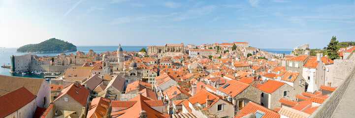 Obraz premium THE MEDIEVAL DUBROVNIK - VIEW FROM THE PERIMETER ROUTE OF THE HISTORICAL WALLS - Urban skyline of the old city center of the famous town in Dalmatia called also Ragusa City - Europe, Croatia