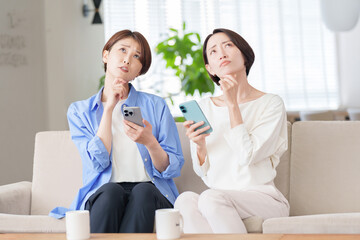 スマホを使う女性たち