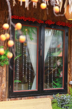 cửa sổ c&oacute; nhiều đồ trang tr&iacute;