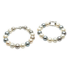 Obraz premium Two pearl bracelets, one with a clasp, isolated on transparent background