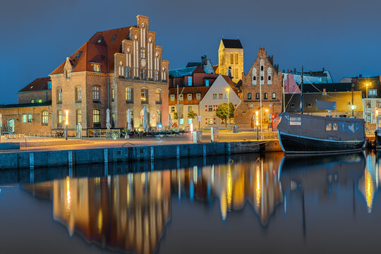 Wismar alter Hafen beleuchtet