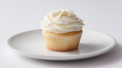 白い背景に映える、シンプルなバニラカップケーキの、繊細なクリームの渦巻きのクローズアップ