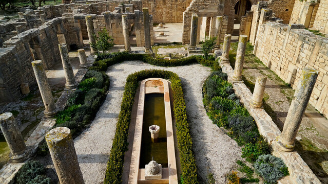 Dougga &egrave; uno dei siti architettonici pi&ugrave; rappresentativi della Tunisia e il meglio conservato del Nord Africa, dichiarato Patrimonio dell'Umanit&agrave; dall'UNESCO