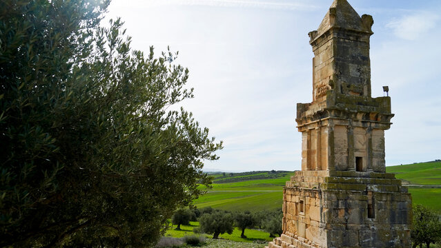 Dougga &egrave; uno dei siti architettonici pi&ugrave; rappresentativi della Tunisia e il meglio conservato del Nord Africa, dichiarato Patrimonio dell'Umanit&agrave; dall'UNESCO