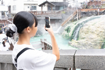 観光地で写真を撮る10代の女性