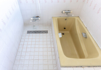 住宅リフォーム前の古いバスルーム