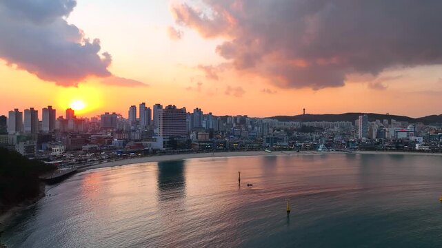 한국 울산의 도시와 해변의 노을 풍경