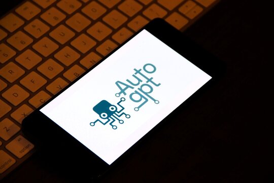 AutoGPT - Agente de software aut&ocirc;nomo de c&oacute;digo aberto que usa os grandes modelos de linguagem do OpenAI , como o GPT-4 , para tentar atingir uma meta especificada por um usu&aacute;rio em linguagem natural.