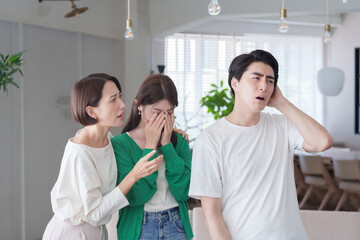 友達を泣かせた男性に怒る女性