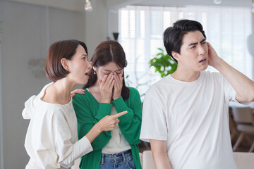 友達を泣かせた男性に怒る女性