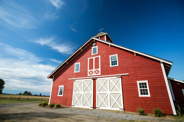 Obraz premium Beautiful traditional New England red barn 