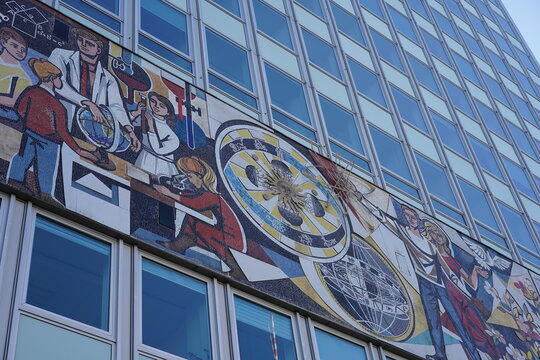 Nahaufnahme des Haus des Lehrers am Alexanderplatz in Berlin am 02.10.2025