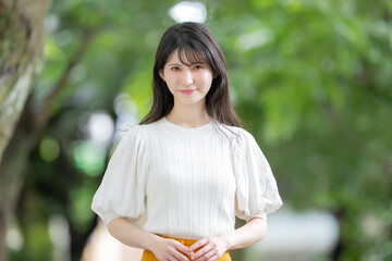 女性　新緑　緑　笑顔