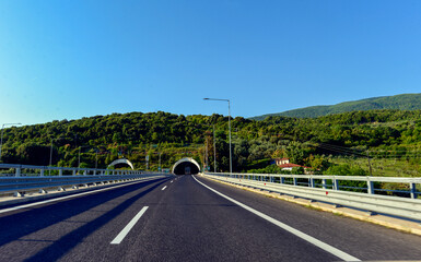 Olympos 1 Tunnel auf der Autobahn Aftokinitodromos 1 / &Alpha;&upsilon;&tau;&omicron;&kappa;&iota;&nu;&eta;&tau;ό&delta;&rho;&omicron;&mu;&omicron;&sigmaf; 8 vor Platamonas in Richtung Athen (Griechenland)	