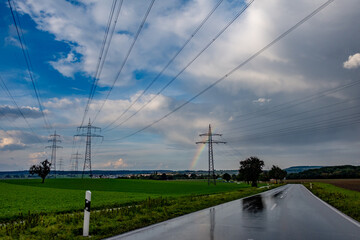 Fototapeta premium Strommasten unter starkem Wolkenhimmel