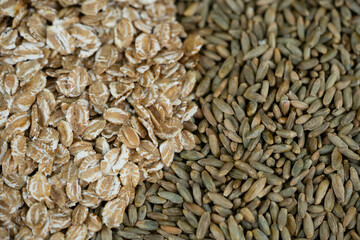 Roggenkörner und Roggenflocken auf Olivenholz