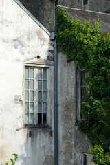 Casa antigua junto al r&iacute;o Aven a su paso por Pont-Aven, Breta&ntilde;a, Francia
