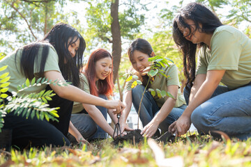 Through caring and teamwork, volunteers demonstrate responsibility and commitment, combining efforts and collaboration to ensure sustainability in conserving nature for future generations.