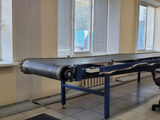 Belt conveyor designed to move various loads.