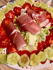 salade fraicheur avec jambon cru et légumes.