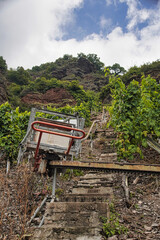 Monorackbahn am Fuße eines Steilhangs an der Mosel, eine Einschienen-Zahnradbahn für die Arbeit in Steillagen der Weinberge an der Mosel