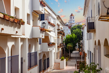 Pueblo costero pintoresco. Calella de Palafrugell, tradicional pueblo pesquero de paredes blancas y un popular destino turístico y vacacional en la Costa Brava, Cataluña, España.