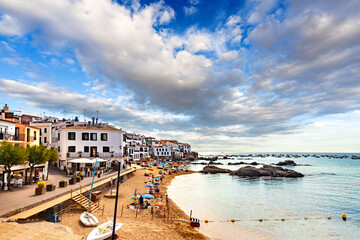 Pueblo costero pintoresco. Calella de Palafrugell, tradicional pueblo pesquero de paredes blancas y un popular destino turístico y vacacional en la Costa Brava, Cataluña, España.