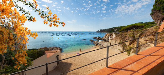 Pueblo costero pintoresco. Calella de Palafrugell, tradicional pueblo pesquero de paredes blancas y un popular destino turístico y vacacional en la Costa Brava, Cataluña, España.