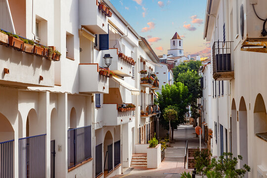 Pueblo costero pintoresco. Calella de Palafrugell, tradicional pueblo pesquero de paredes blancas y un popular destino tur&iacute;stico y vacacional en la Costa Brava, Catalu&ntilde;a, Espa&ntilde;a.