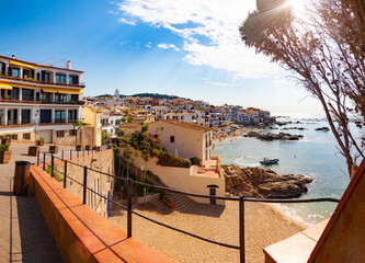 Pueblo costero pintoresco. Calella de Palafrugell, tradicional pueblo pesquero de paredes blancas y un popular destino turístico y vacacional en la Costa Brava, Cataluña, España.