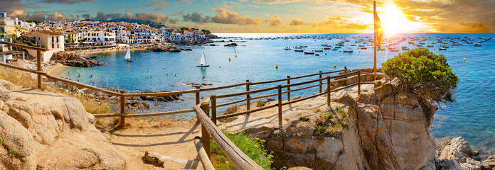Pueblo costero pintoresco. Calella de Palafrugell, tradicional pueblo pesquero de paredes blancas y un popular destino turístico y vacacional en la Costa Brava, Cataluña, España.
