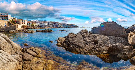 Pueblo costero pintoresco. Calella de Palafrugell, tradicional pueblo pesquero de paredes blancas y un popular destino turístico y vacacional en la Costa Brava, Cataluña, España.