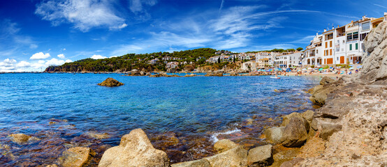 Pueblo costero pintoresco. Calella de Palafrugell, tradicional pueblo pesquero de paredes blancas y un popular destino turístico y vacacional en la Costa Brava, Cataluña, España.