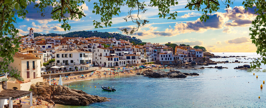 Pueblo costero pintoresco. Calella de Palafrugell, tradicional pueblo pesquero de paredes blancas y un popular destino tur&iacute;stico y vacacional en la Costa Brava, Catalu&ntilde;a, Espa&ntilde;a.